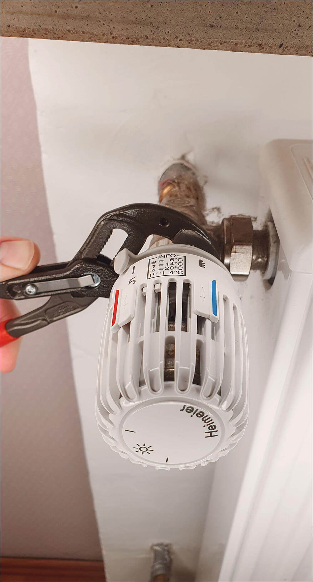 Bild 7: Drehen Sie den alten Thermostat auf die höchste Stufen und demontieren Sie diesen. Keine Sorge: Es kann kein Wasser austreten!