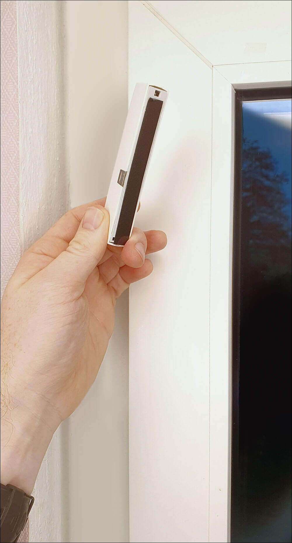 Bild 16: Um den Fensterkontakt am Fenster zu montieren, können Sie diesen entweder anschrauben oder durch den beiliegeneden doppelseitigen Klebepstreifen an das Fenster kleben.