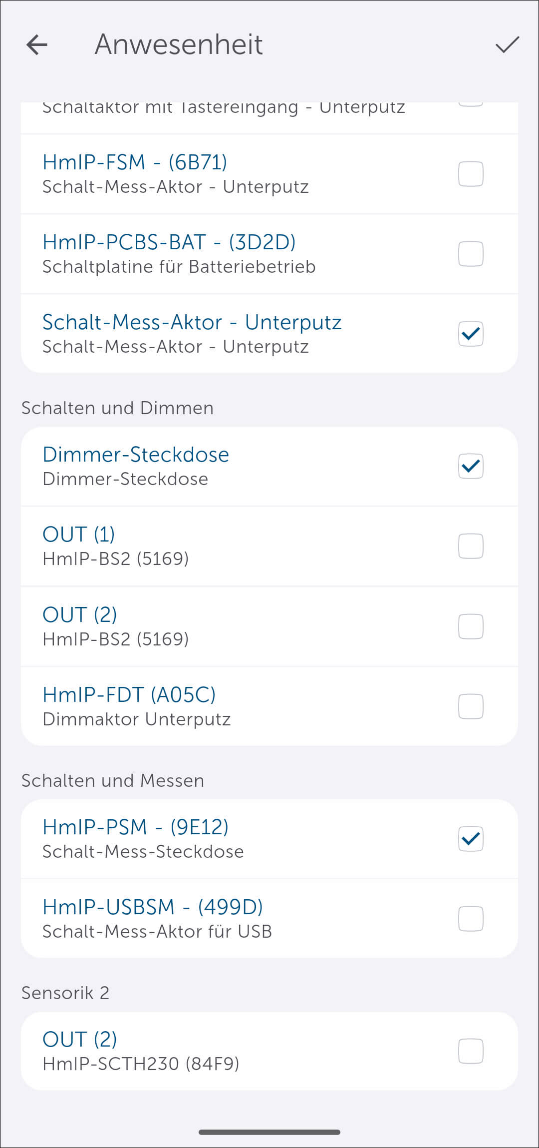 Bild 3 – Geräte auswählen: Tippen Sie auf "Zugeordnete Geräte" und wählen alle Geräte für das Schaltprofil aus und tippen Sie anschließend oben rechts auf den Haken.