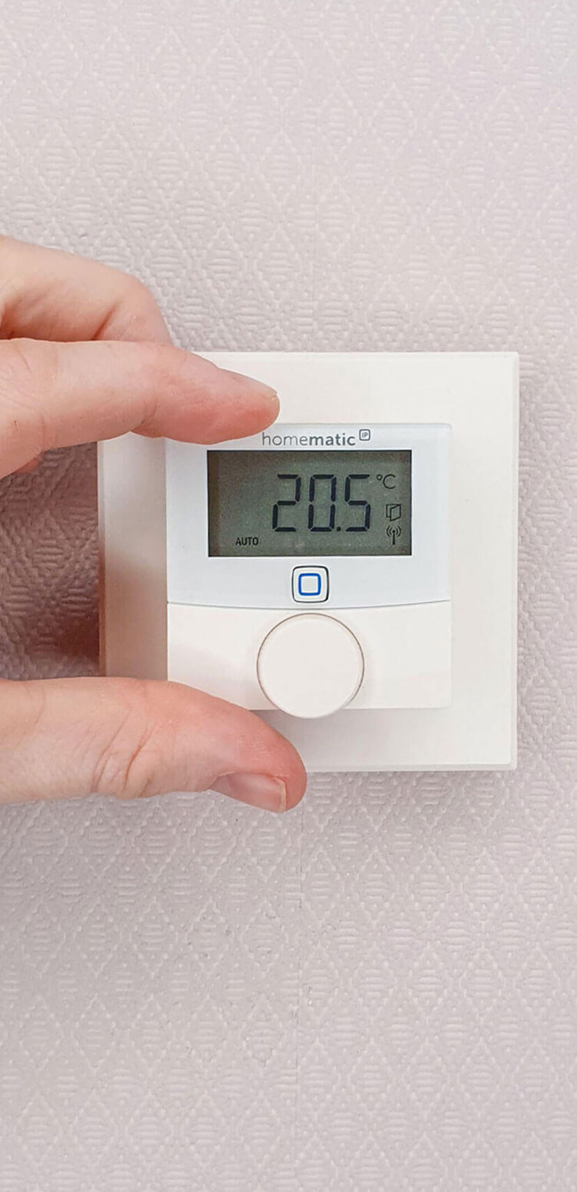 Bild 24: Setzen Sie den Wandthermostat in den mitgelieferten Rahmen ein und setzen Sie beides auf die Montageplatte auf. Mit seinem Rastermaß von 55 x 55 mm kann der Wandthermostat auch in gängige Schalterserien integriert werden. Der Wandthermostat ist nun einsatzbereit.