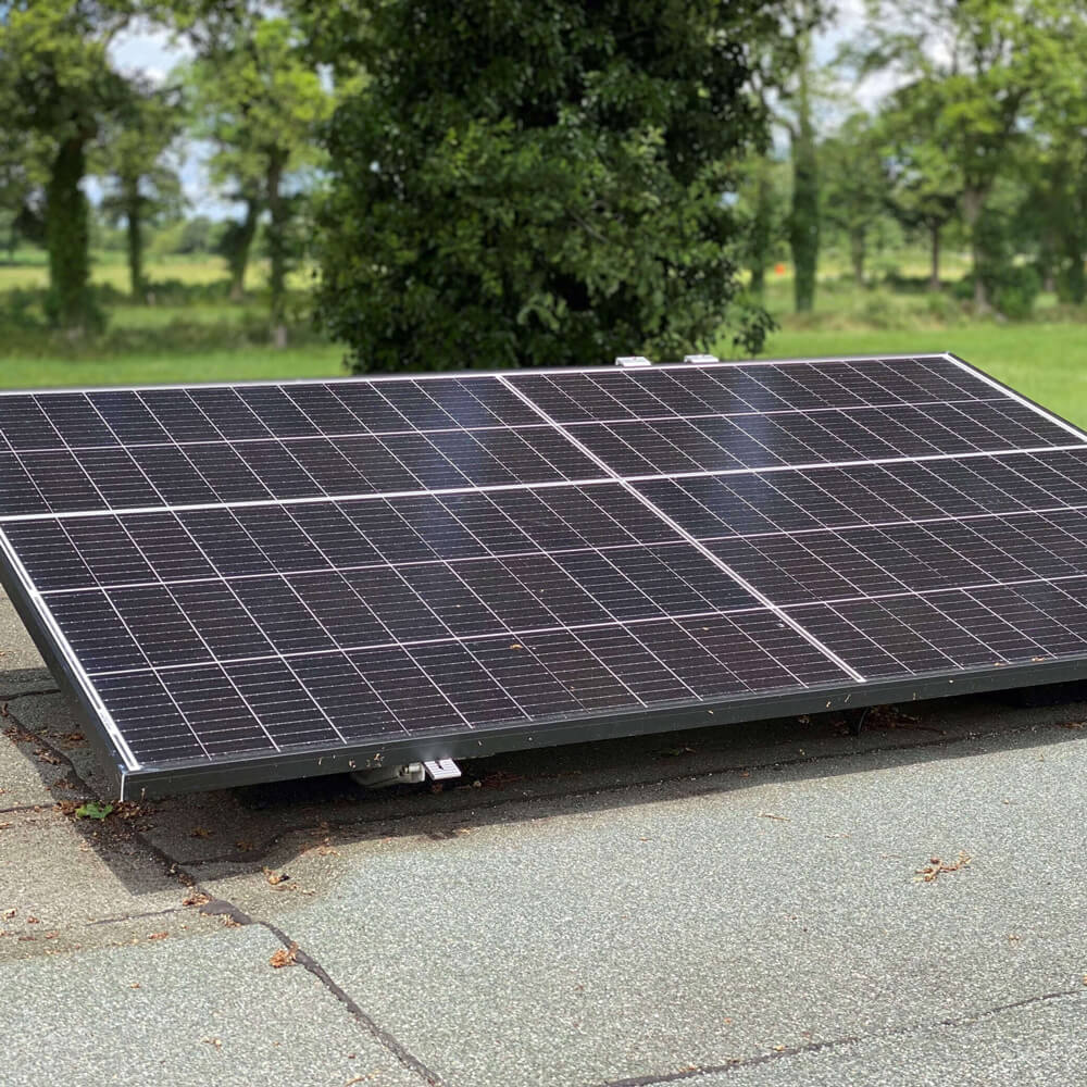 Bild 8: Sofern ausreichend Sonneneinstrahlung vorhanden ist, dauert es ungefähr zwei Minuten, bis die Steckersolaranlage Strom erzeugt. Während dieser Zeit wird der Wechselrichter rot blinken. Sobald die Anlage einspeist, blinkt der Wechselrichter grün und steigert dann kontinuierlich die Einspeiseleistung (je nach Hersteller des Wechselrichters variiert dieser Schritt).