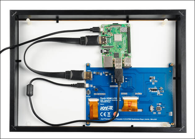 Bild 4 – Verbindungen: Anschließend verbinden Sie den Raspberry Pi mit dem HDMI-Kabel und USB-Kabel mit dem Display.